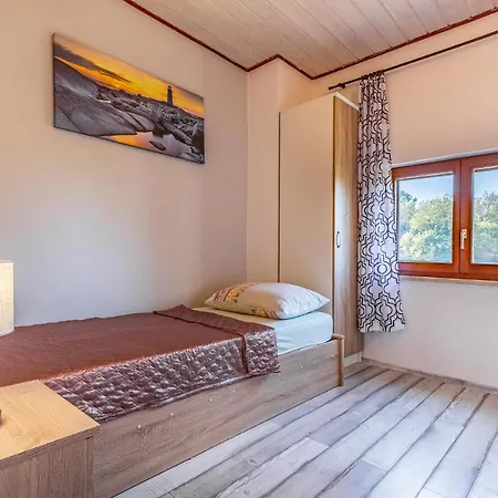 3 Bedroom Nice In Apartment Pula