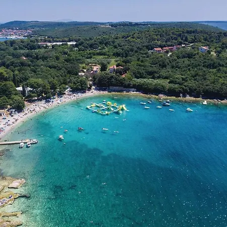 Apartment 3 Bedroom Nice In Pula